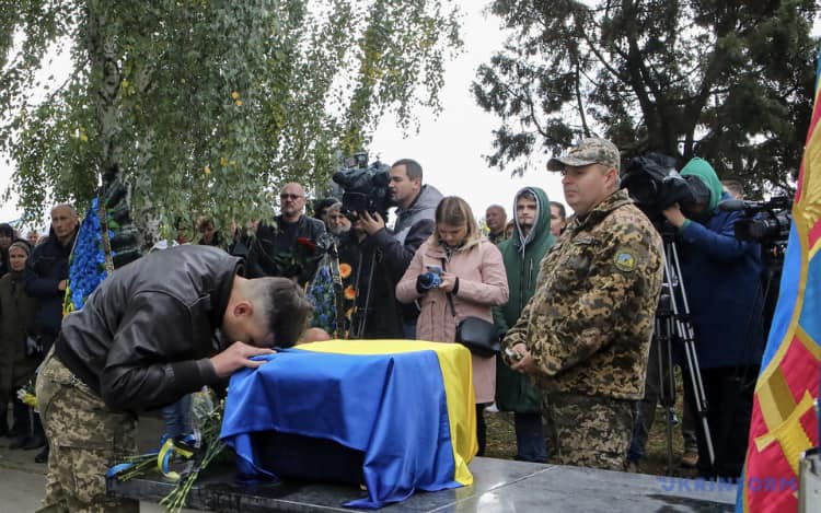 «Його ескадрилья, яку пізніше назвуть „Привид Києва“, наводила жах на ворогів»: легендарного льотчика поховали через декілька місяців після загибелі