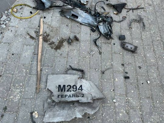 Київ атакований дронами: у місці прильотів сильна пожежа (відео)
