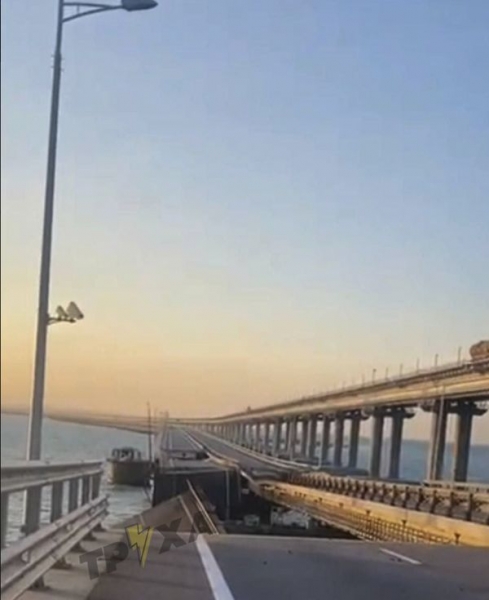 Потужна пожежа у Керчі: горить Кримський міст (фото, відео)