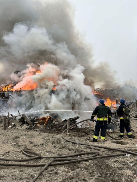 Рашисти завдали ракетного удару по Дніпру, у місті сильна пожежа (фото, відео)