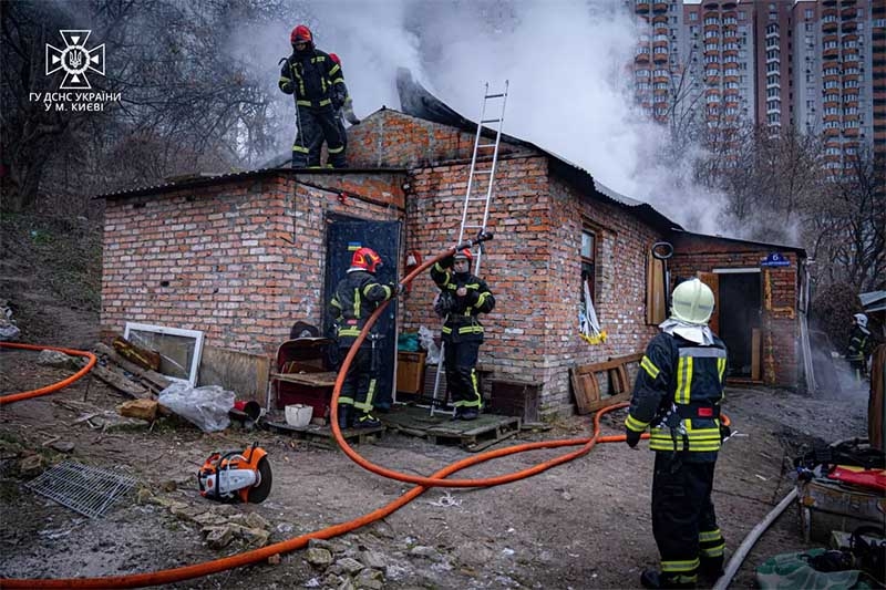 У центрі Києва спалахнула потужна пожежа: перші фото та відео