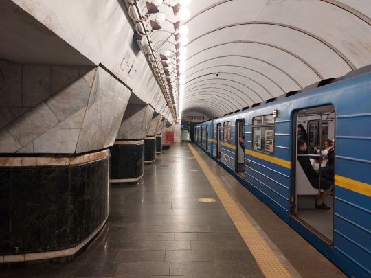 У Києві через уламки ракети обмежили рух поїздів на одній із гілок метро