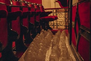 В Одесском оперном театре сняли люстру
