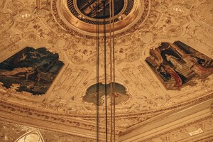 В Одесском оперном театре сняли люстру