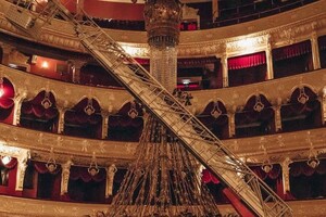 В Одесском оперном театре сняли люстру