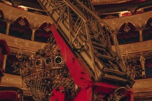 В Одесском оперном театре сняли люстру