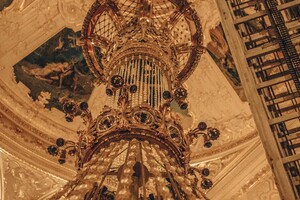 В Одесском оперном театре сняли люстру