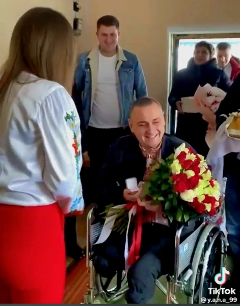 «Командир загинув на місці, у побратима зупинилося серце, а я вижив»: історія війни та кохання «на нулі» бійця з Волині