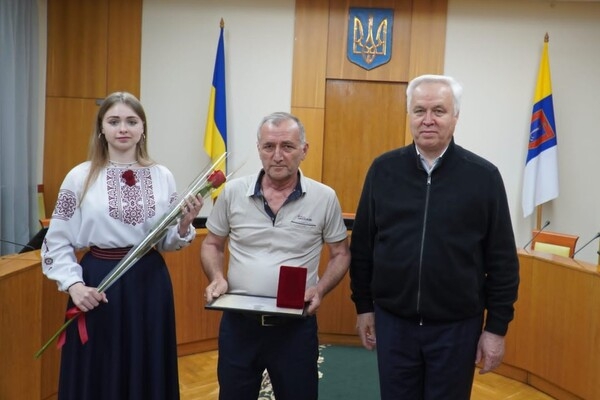 В Одессе "За оборону Украины" наградили волонтеров, предпринимателей и военного 