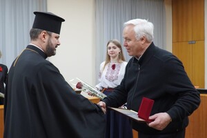 В Одессе "За оборону Украины" наградили волонтеров, предпринимателей и военного 