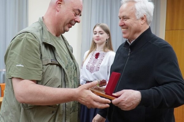 В Одессе "За оборону Украины" наградили волонтеров, предпринимателей и военного 