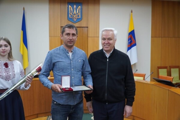 В Одессе "За оборону Украины" наградили волонтеров, предпринимателей и военного 