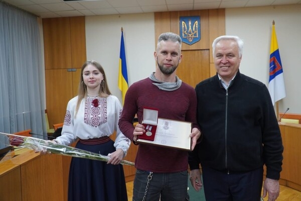 В Одессе "За оборону Украины" наградили волонтеров, предпринимателей и военного 