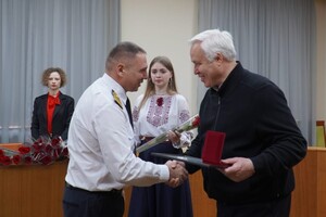 В Одессе "За оборону Украины" наградили волонтеров, предпринимателей и военного 