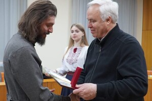 В Одессе "За оборону Украины" наградили волонтеров, предпринимателей и военного 