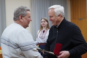 В Одессе "За оборону Украины" наградили волонтеров, предпринимателей и военного 