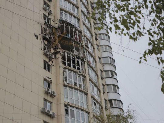 Подавав знаки ворогу? Під час атаки рф на Київ невідомий нібито блимав ліхтарем з даху багатоверхівки