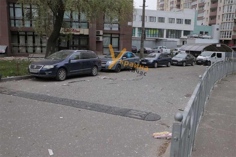Подавав знаки ворогу? Під час атаки рф на Київ невідомий нібито блимав ліхтарем з даху багатоверхівки