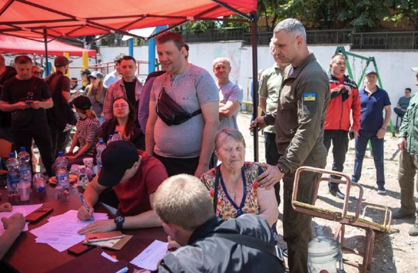 Сталася пожежа, зруйновано квартири: Кличко показав наслідки влучання уламків дрону у жилий будинок