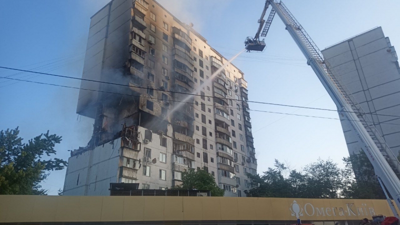 Десять квартир повністю або частково зруйновано внаслідок вибуху в київській багатоповерхівці: є жертви (фото, відео)