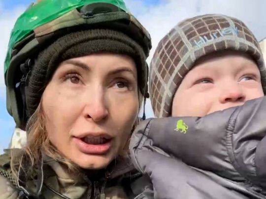 «Коли в Бахмуті я несла трирічну дитину, російський снайпер відкрив по нас вогонь»: волонтерка, ризикуючи собою, рятує людей