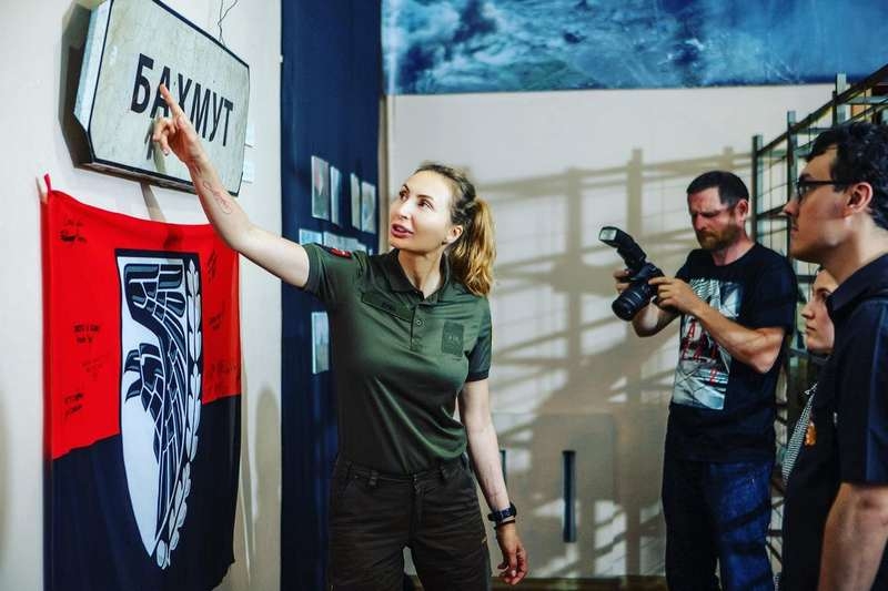 «Коли в Бахмуті я несла трирічну дитину, російський снайпер відкрив по нас вогонь»: волонтерка, ризикуючи собою, рятує людей