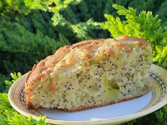 Пиріг з ревенем та маком: ідеально для ранкової кави