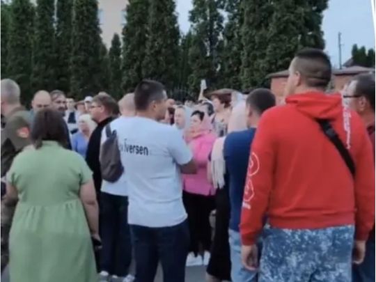 Жодного співчуття: на Хмельниччині шанувальники УПЦ МП влаштували скандал під час панахиди за загиблим