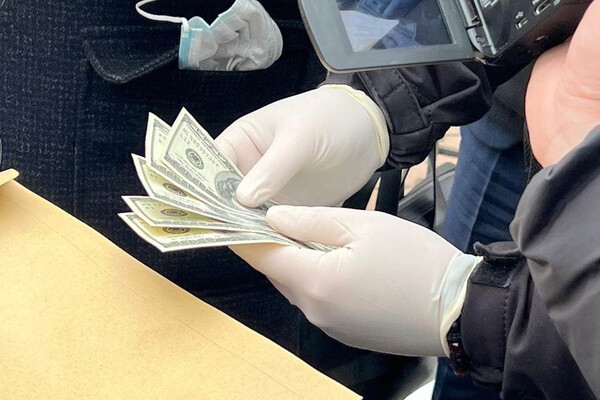 В Одессе работник суда "сливал" информацию за деньги