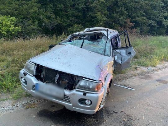 Не впоралася з керуванням: на Харківщині 19-річна водійка перекинула джип, загинуло двоє людей (фото)