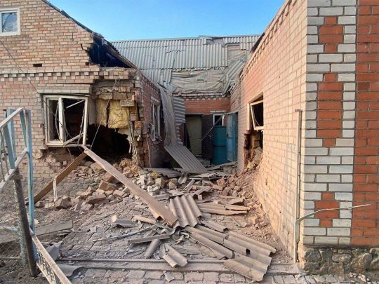 Росіяни обстріляли Нікополь з важкої артилерії: постраждала жінка, пошкоджено будинки і лінії електропередач