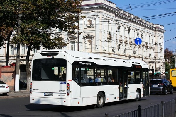 По Одессе снова ездит гибридный автобус