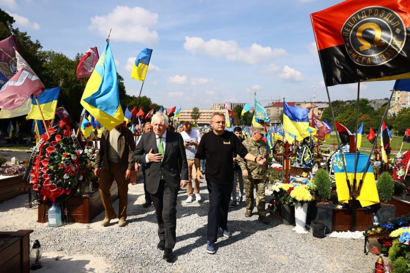 Борис Джонсон прибув у Львів: їхав звичайним Інтерсіті з пасажирами та пив каву