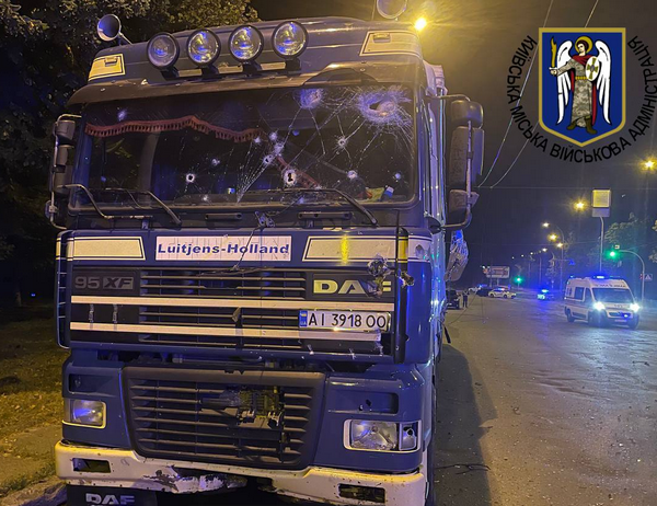 Масштабна атака дронів на Київ: збиті понад 20 «шахедів», уламки, що горять, впали в п'яти районах міста (фото, відео)