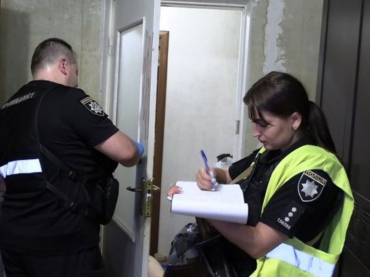 Повалив на підлогу і задушив ременем від сумки: в Києві чоловік жорстоко вбив рідну сестру