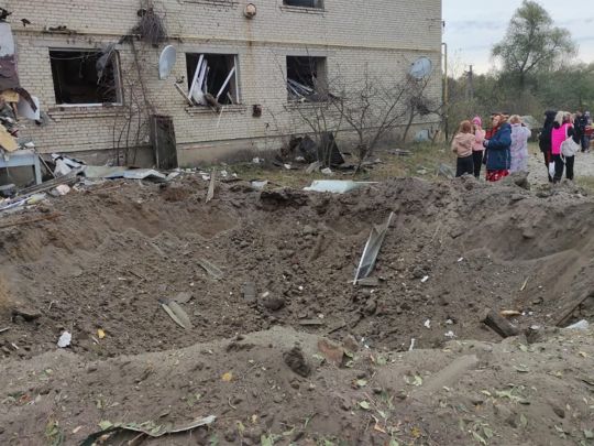Російські терористи ударили ракетою по селу під Харковом: двоє потерпілих