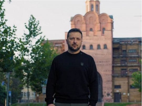 «Тяжкі часи зробили нас сильними»: Зеленський потужно звернувся до захисників та захисників України (відео)