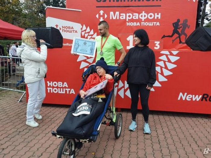 «Його найбільша мрія — перемога»: хлопчик з ДЦП здолав 42 кілометри заради ЗСУ