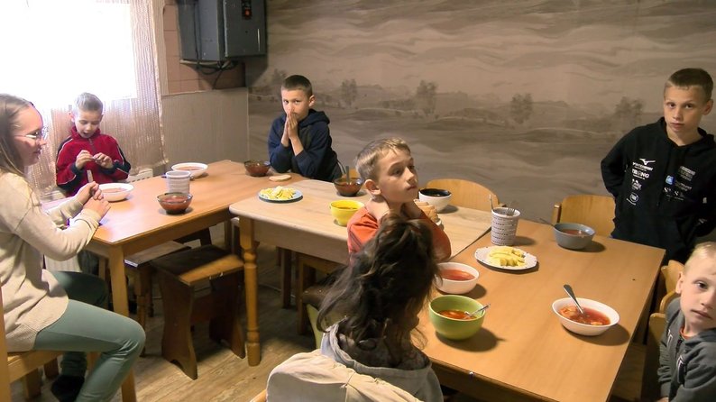 «Ми готові взяти діток, батьків яких забрала війна»: родина Степанюків із Волині виховує 17 дітей
