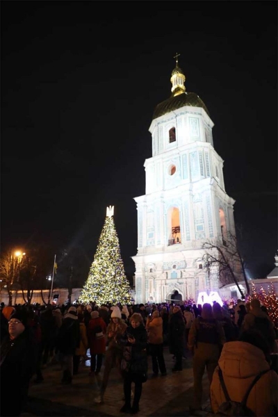 Головна ялинка країни засяяла вогнями в центрі Києва
