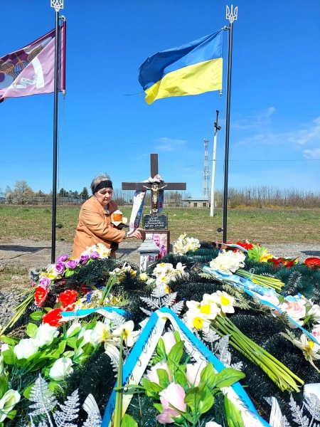 «Лежить моя, моя дитина в Алеї мужніх козаків»: після втрати сина-героя мама присвячує йому вірші й віддає всі гроші ЗСУ