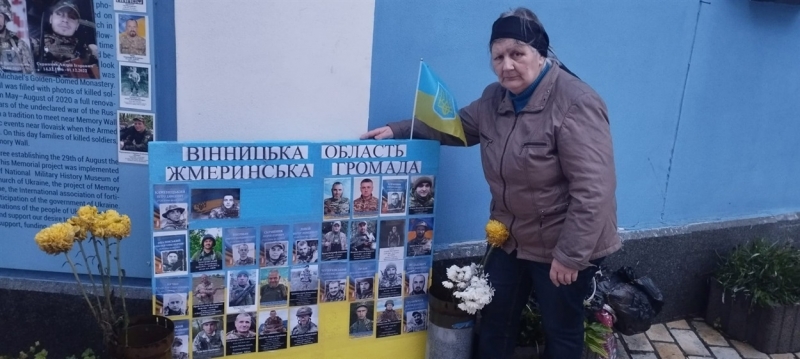 «Лежить моя, моя дитина в Алеї мужніх козаків»: після втрати сина-героя мама присвячує йому вірші й віддає всі гроші ЗСУ
