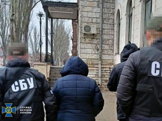 Між молитвами та співами шпигувала за ЗСУ: дружина настоятеля храму УПЦ у Запорізькій області працювала на російську розвідку (фото)