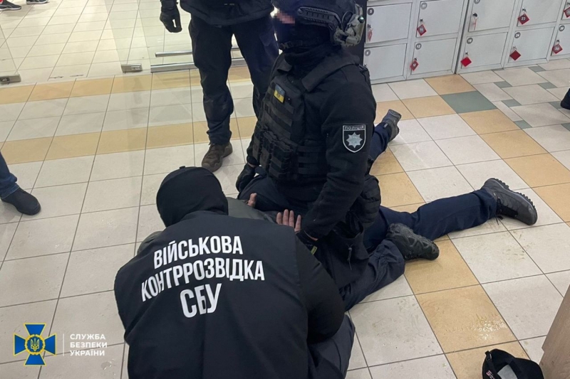 Переконував, що чоловік у полоні: «друг сім'ї» намагався виманити 10 тисяч доларів у дружини загиблого на фронті воїна (фото)