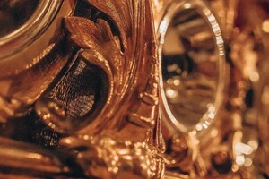 В Одесском оперном театре сняли огромную люстру