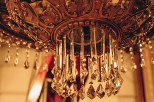 В Одесском оперном театре сняли огромную люстру