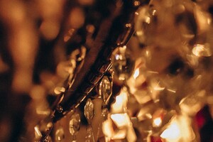 В Одесском оперном театре сняли огромную люстру