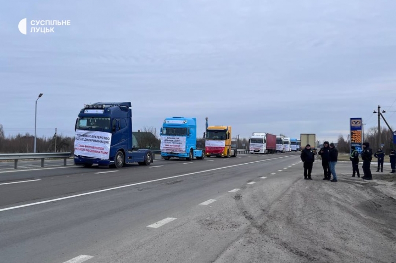 Українські перевізники розпочали «відповідну» блокаду кордону з Польщею (фото)