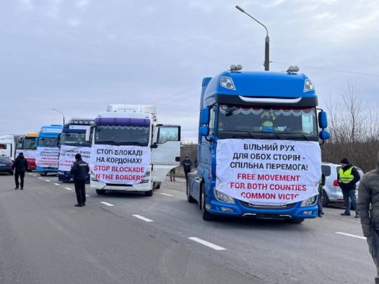 Українські перевізники розпочали «відповідну» блокаду кордону з Польщею (фото)
