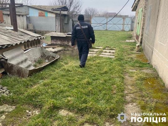 На Миколаївщині безхатченко викрав 8-річну дівчинку прямо з дому та тримав її у виритому бункері (фото)